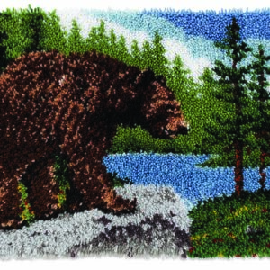 WonderArt Classic - Latch Hook Rug Kit 20" x 30" - Grizzly Bear 426401